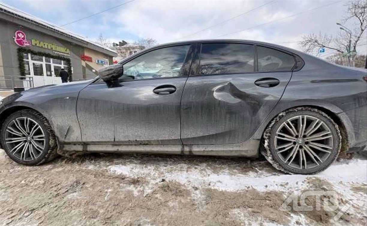 Неизвестный врезался в чёрный бумер и скрылся с места ДТП в Южно-Сахалинске