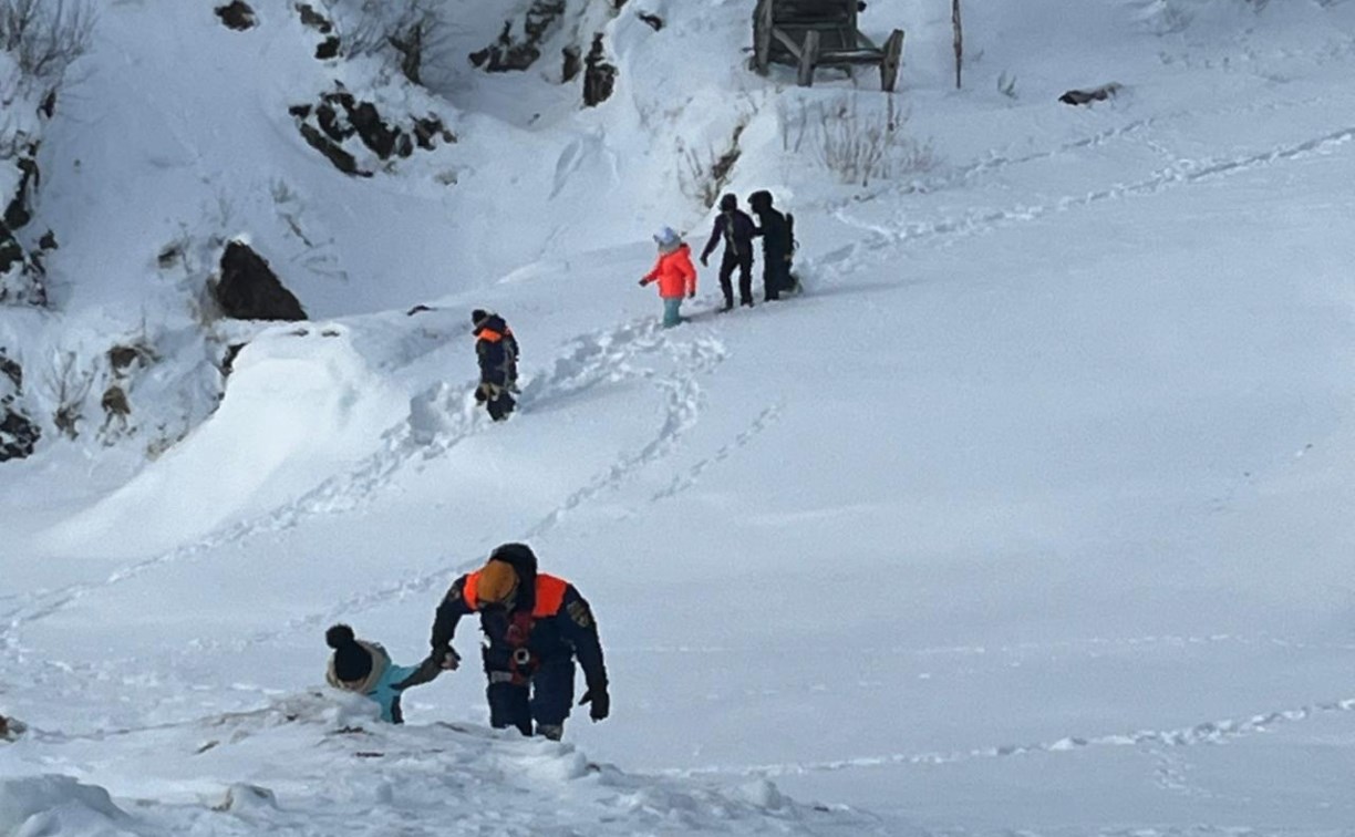 Сахалинские спасатели показали, как искали потерявшихся туристов с вертолёта