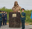 В аэропорту Охи торжественно открыли бюст легендарного лётчика Михаила Водопьянова