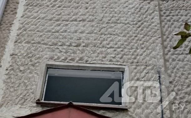 Окна выбиты, краска растеклась: в одном из домов Южно-Сахалинска после ремонта хуже, чем до него