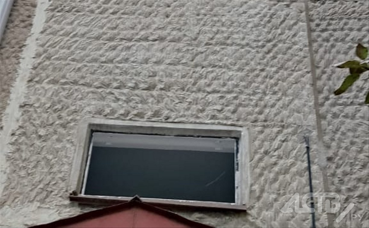 Окна выбиты, краска растеклась: в одном из домов Южно-Сахалинска после ремонта хуже, чем до него