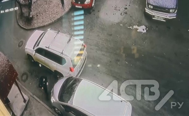 Автомобиль в Южно-Сахалинске снёс припаркованную машину и скрылся, но попал на видео