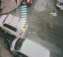 Автомобиль в Южно-Сахалинске снёс припаркованную машину и скрылся, но попал на видео