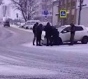Автомобиль Toyota Vitz потерял бампер в результате ДТП в Южно-Сахалинске