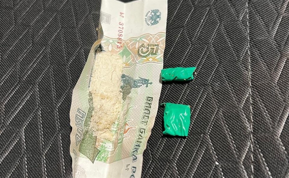 Сотрудники ГАИ на Сахалине нашли у пешехода наркотики, завернутые в деньги 
