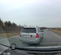 Сахалинец разыскивает владельца "Филдера", который поцарапал его авто во время опасного обгона