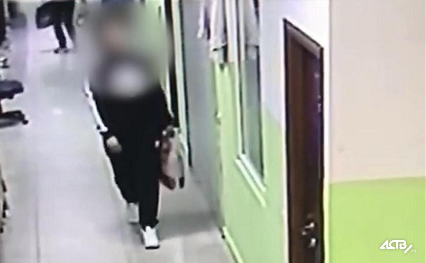 Кража куртки в торговом центре в Южно-Сахалинске попала в объектив видеокамер