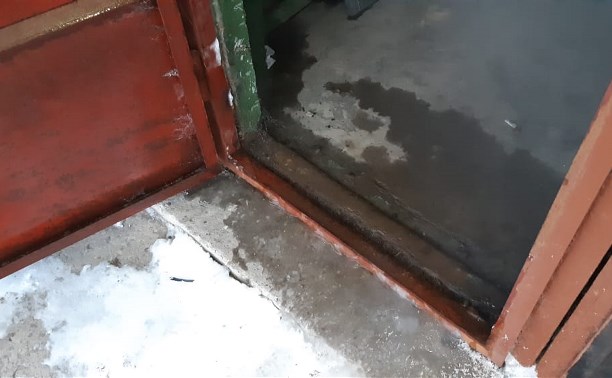 Заполнившая подвал вода в жилой многоэтажке Южно-Сахалинска чуть не отрубила электричество 