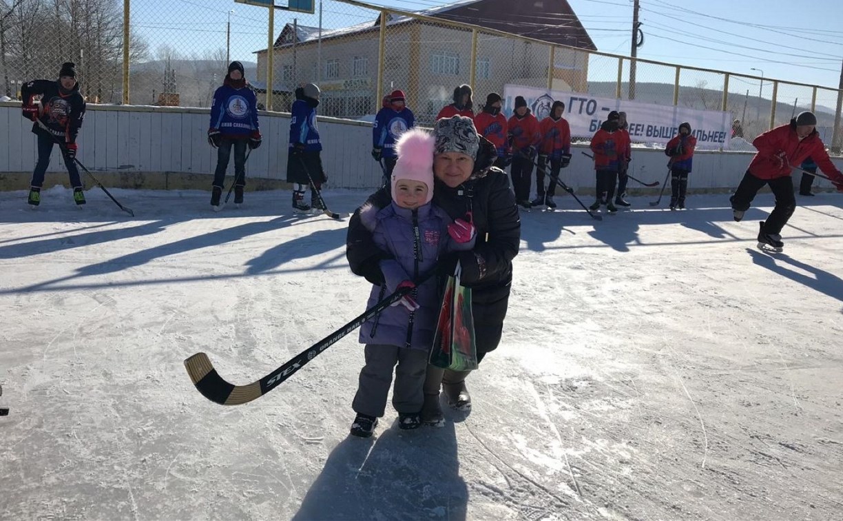 Профессиональные хоккеисты дали мастер-класс жителям Березняков