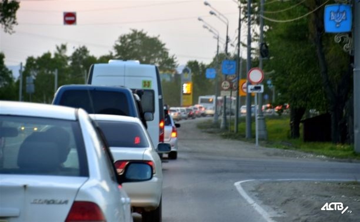 Пробки в районе перекрестка Фархутдинова-1-я Октябрьская в Южно-Сахалинске будут до сентября