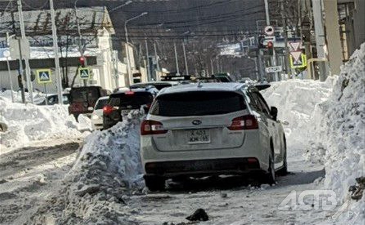 "Всё для тебя": водитель "Субару" в Южно-Сахалинске решил, что тротуар расчистили для него 