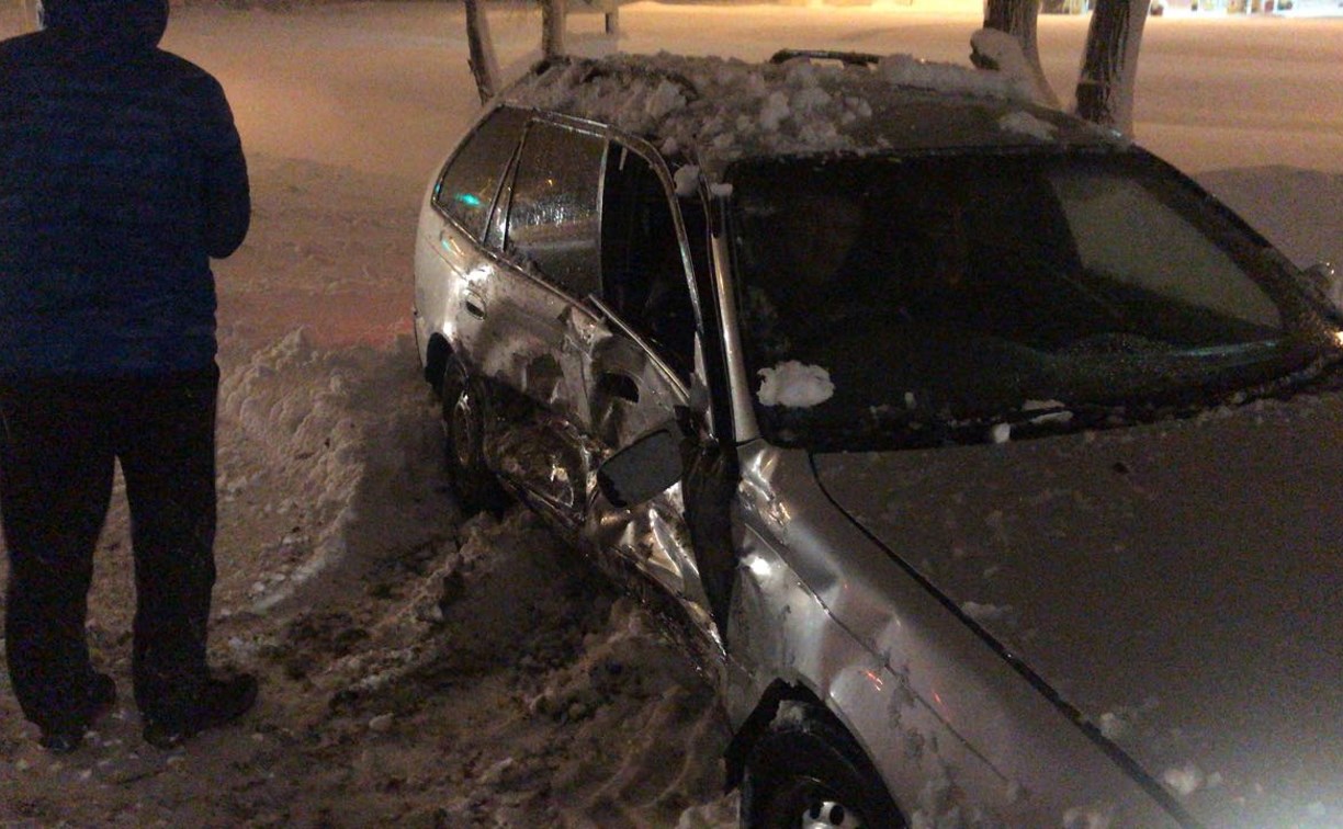 Водителя зажало в салоне авто в утренней аварии в Южно-Сахалинске 