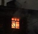 Расселённый двухэтажный дом полыхал в Тымовском