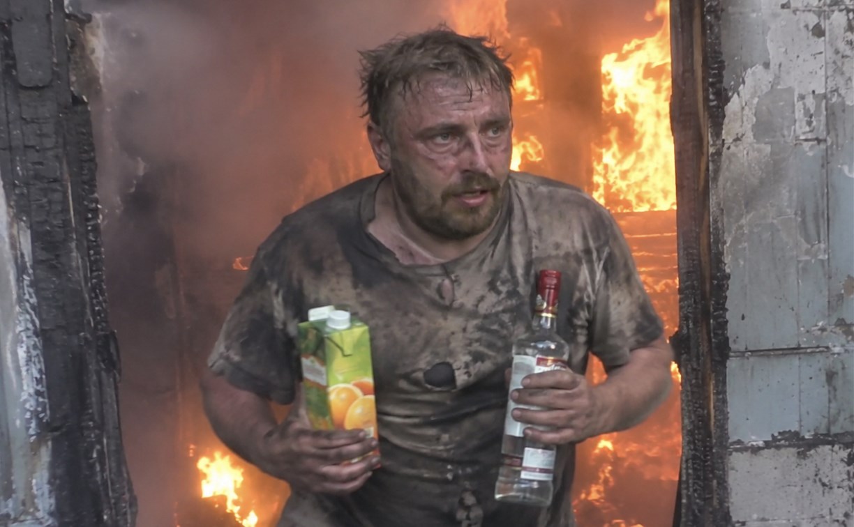 Россиянин вынес из пожара водку, но оставил подругу внутри