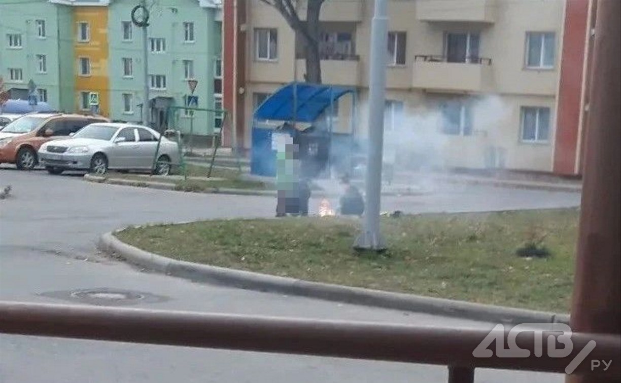Школьники устроили пикник с костром у припаркованных авто и детской площадки в Южно-Сахалинске
