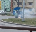 Школьники устроили пикник с костром у припаркованных авто и детской площадки в Южно-Сахалинске