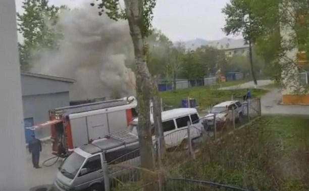 Гараж сгорел в центре Южно-Сахалинска