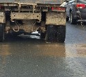 Грузовик залил дорогу в Южно-Сахалинске грязной жижей