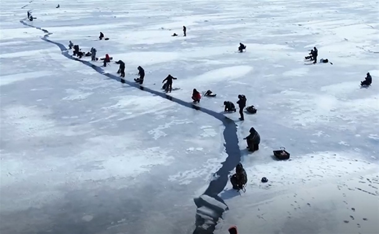 "Рыбаки не сдаются": лёд в заливе Мордвинова пошёл трещинами, но сахалинцы ловят корюшку прямо в них