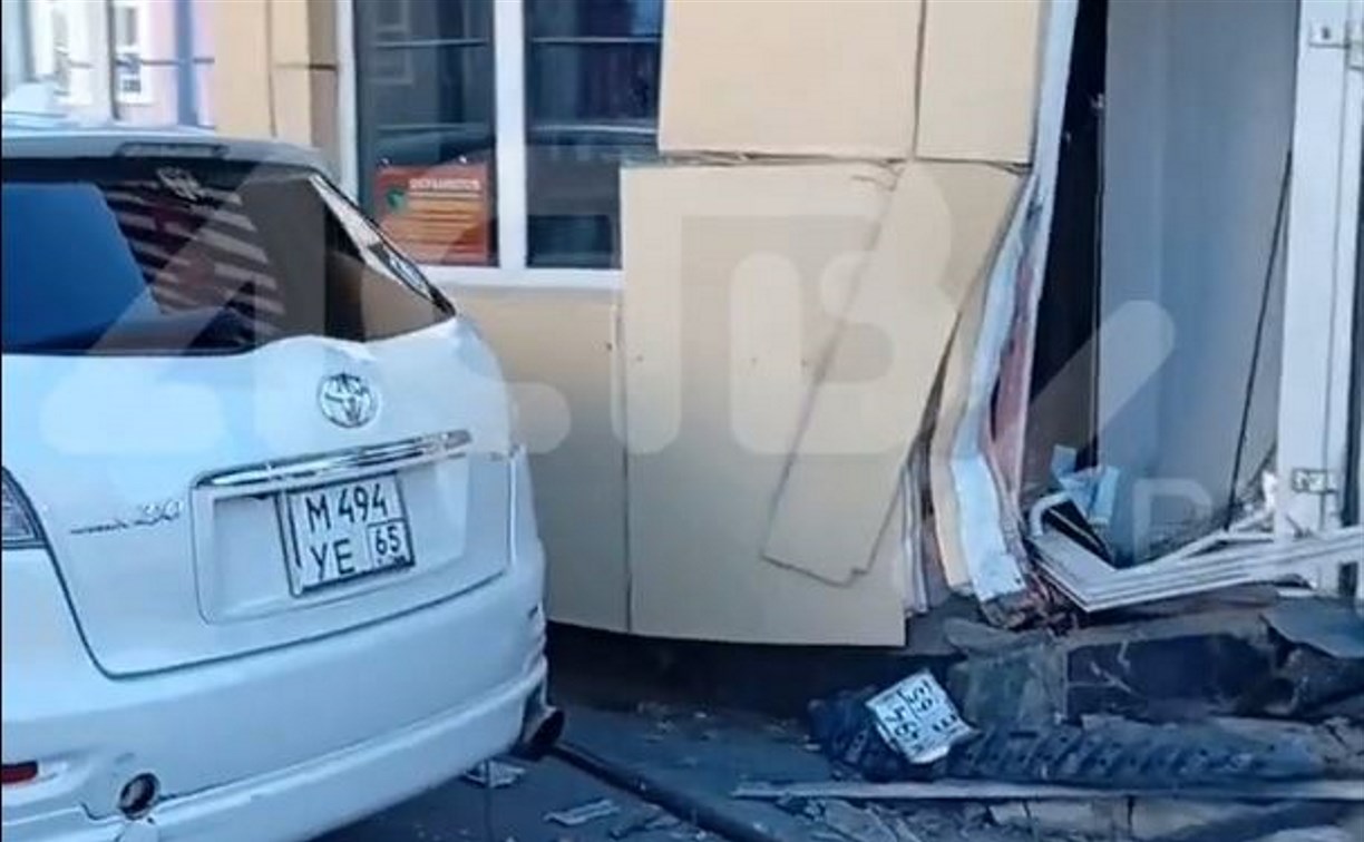 В Южно-Сахалинске автомобиль врезался в торговый павильон