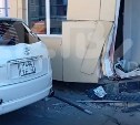 В Южно-Сахалинске автомобиль врезался в торговый павильон