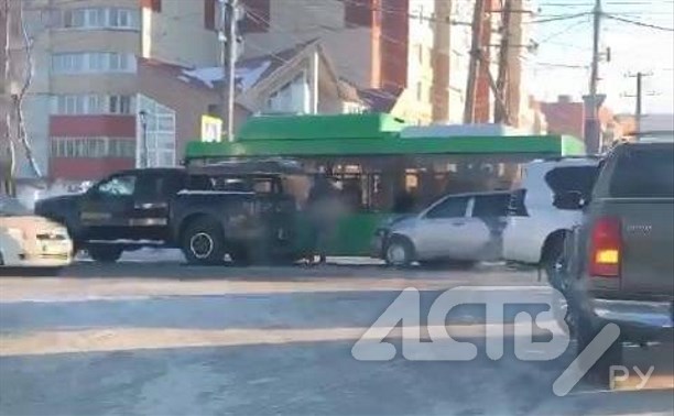 Пикап, универсал и маршрутный автобус столкнулись в Южно-Сахалинске