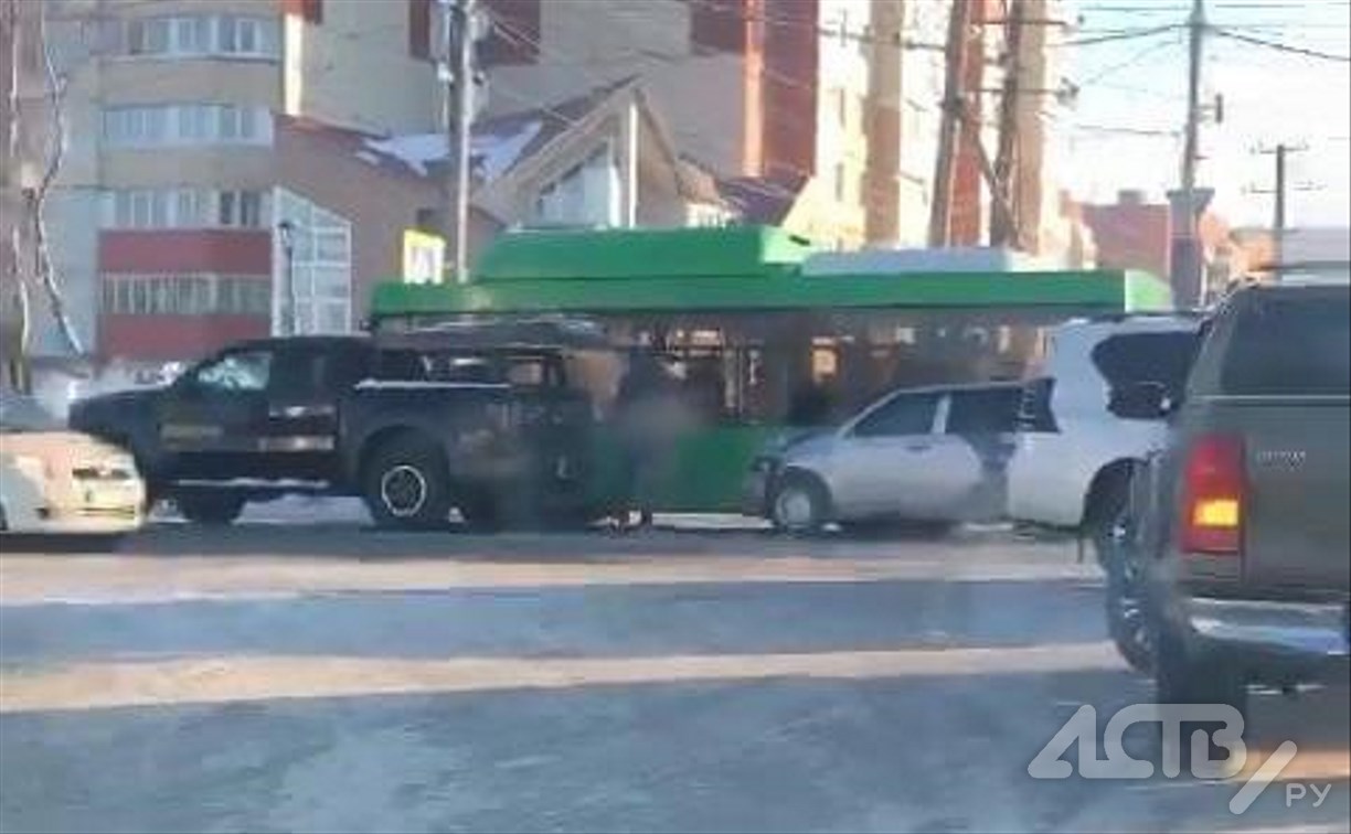 Пикап, универсал и маршрутный автобус столкнулись в Южно-Сахалинске