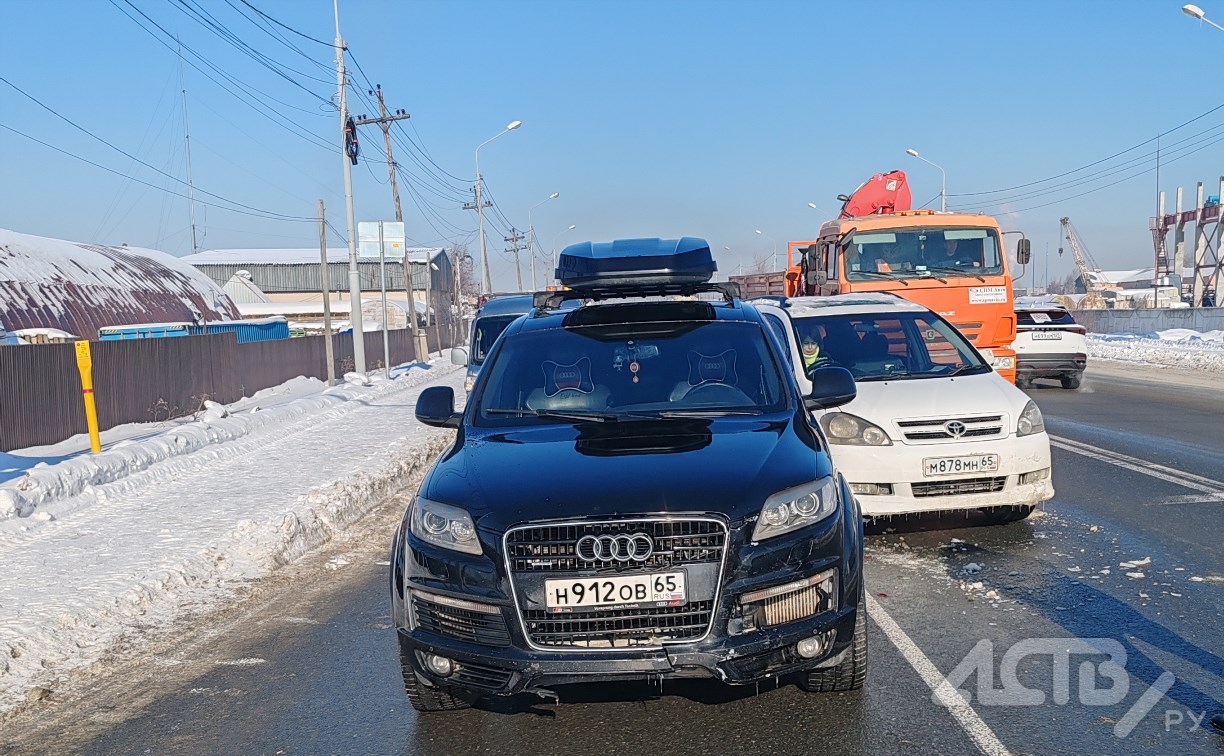 Очевидцев столкновения Toyota Ipsum и Audi Q7 ищут в Южно-Сахалинске