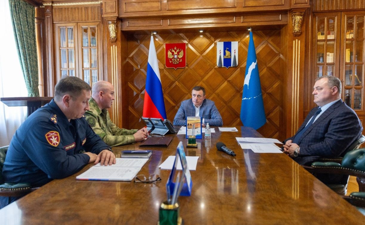 Сахалинские власти и руководство Росгвардии обсудили безопасность области и поддержку военнослужащих