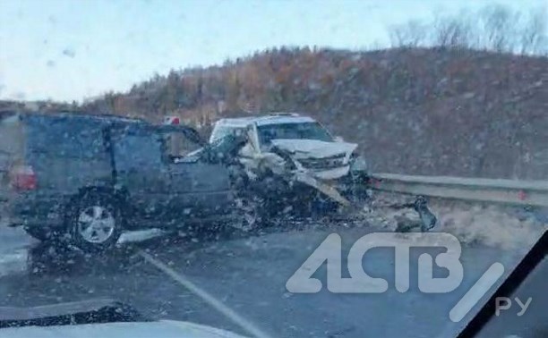 “Разбиты в хлам”: два внедорожника столкнулись на трассе в Долинском районе