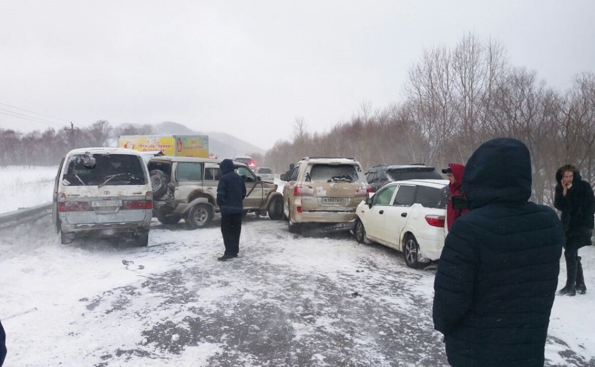 Семь автомобилей столкнулись на юге Сахалина