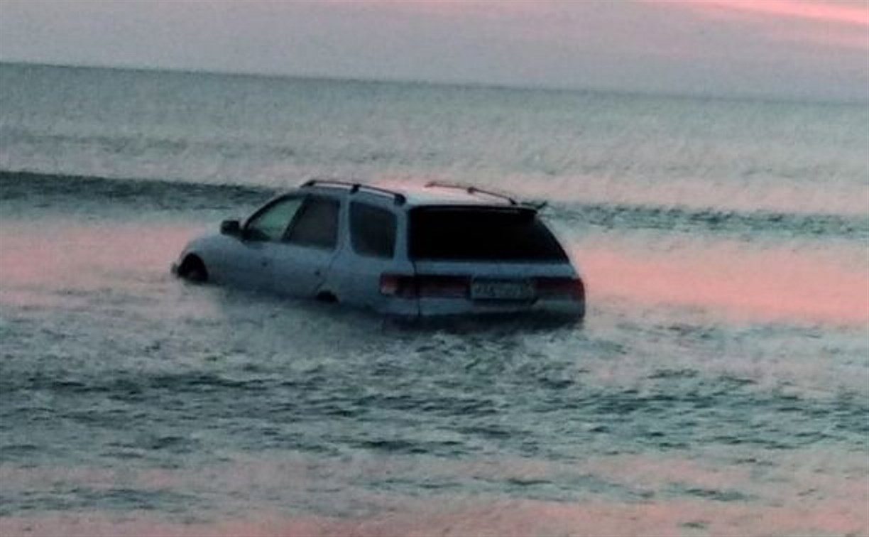 Сахалинцы: автомобиль из моря пытаются вытащить в районе Стародубского