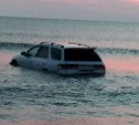 Сахалинцы: автомобиль из моря пытаются вытащить в районе Стародубского