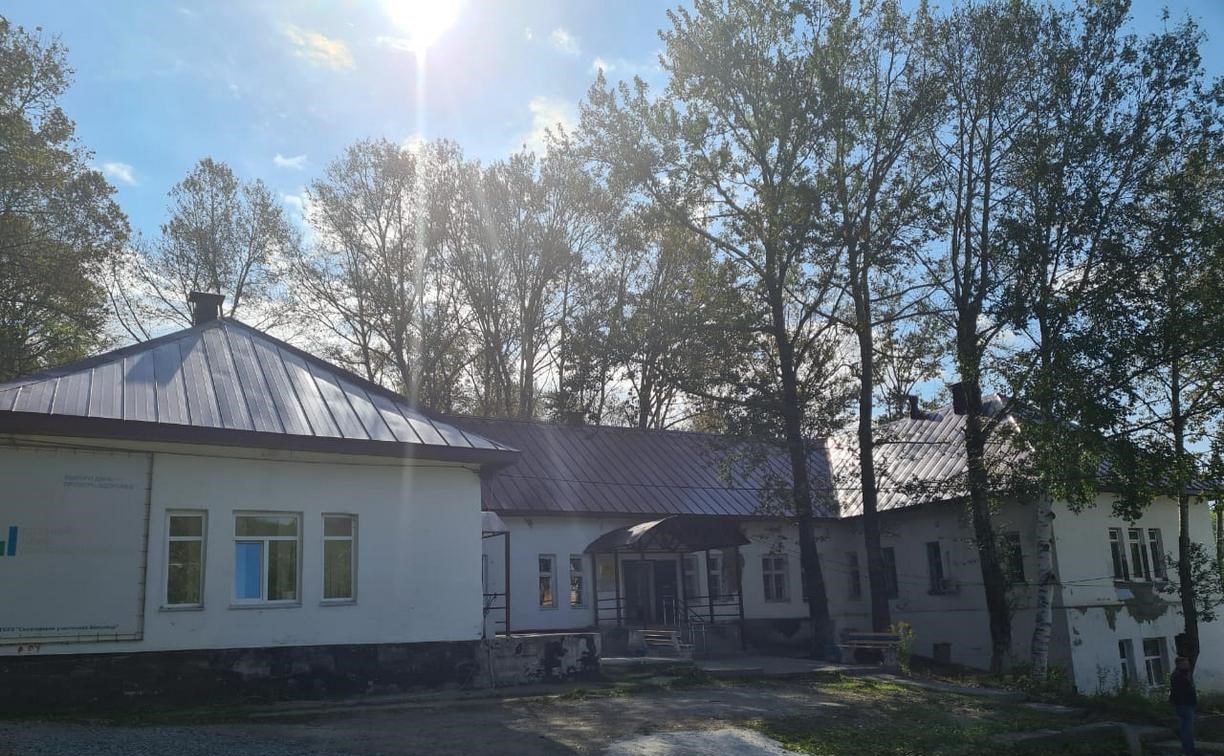 Три корпуса больницы в Синегорске обзавелись новой крышей