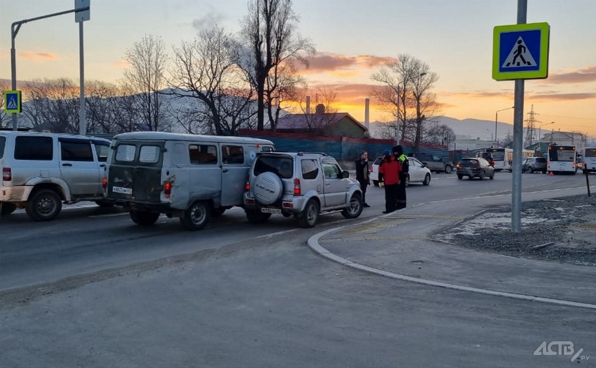 Автомобилисты в Южно-Сахалинске засмотрелись на ДТП с автобусом и столкнулись тоже