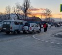 Автомобилисты в Южно-Сахалинске засмотрелись на ДТП с автобусом и столкнулись тоже