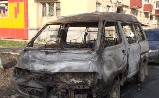 В Южно-Сахалинске на проспекте Мира огнём уничтожен микроавтобус
