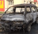 В Южно-Сахалинске на проспекте Мира огнём уничтожен микроавтобус