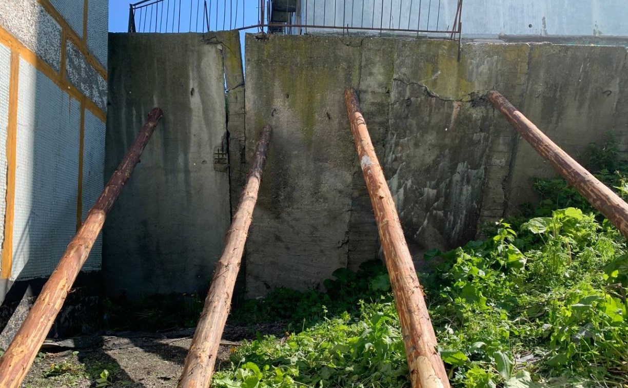 Жителям второй многоэтажки из-за поехавшей подпорной стены в Быкове начали выдавать уведомления об опасности