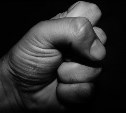 Житель Анивы дважды избил женщину, но полностью вину не признал