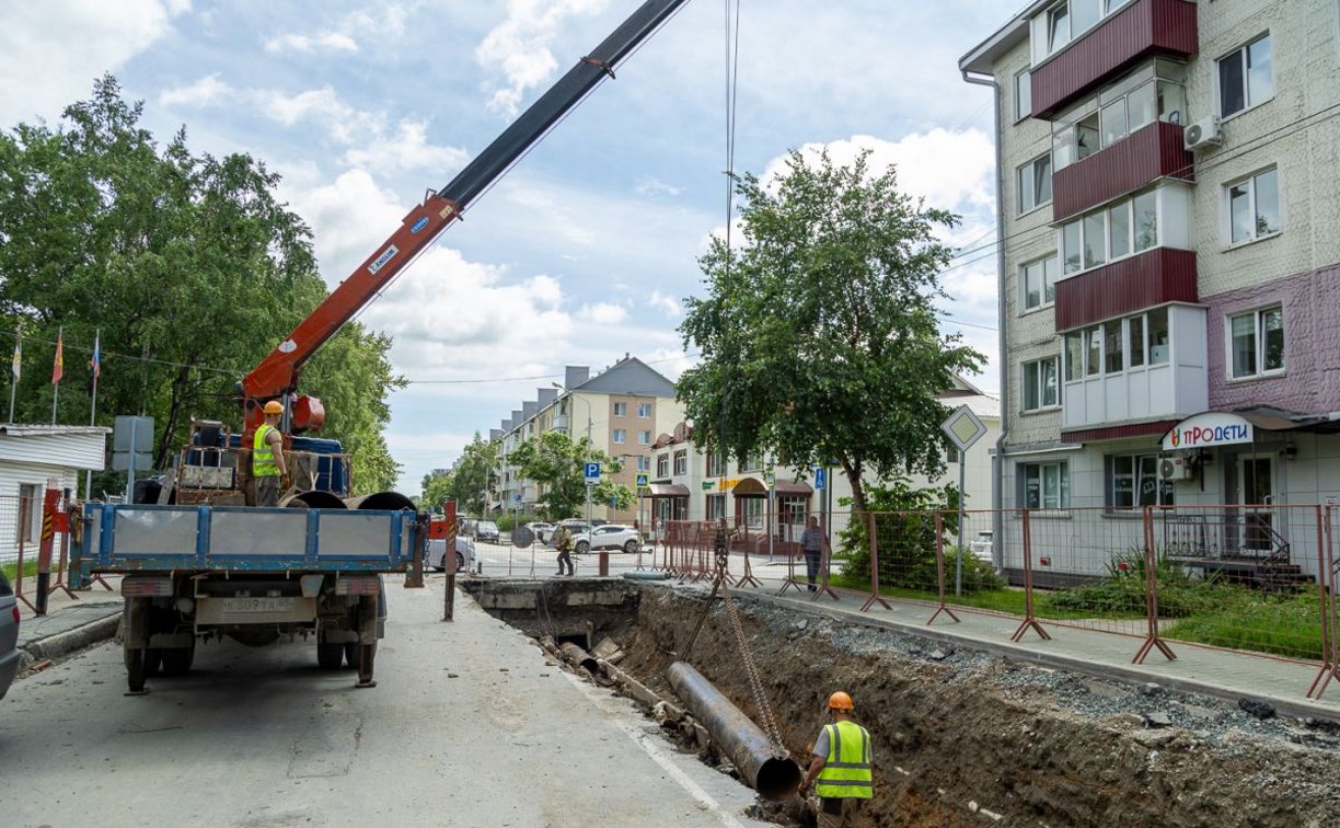 Мэр Южно-Сахалинска проинспектировал ремонт Чеховского коллектора