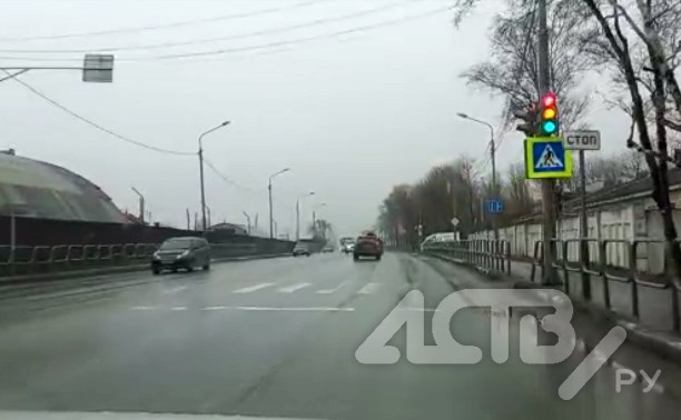 Разноцветный светофор ставит в тупик водителей в Южно-Сахалинске