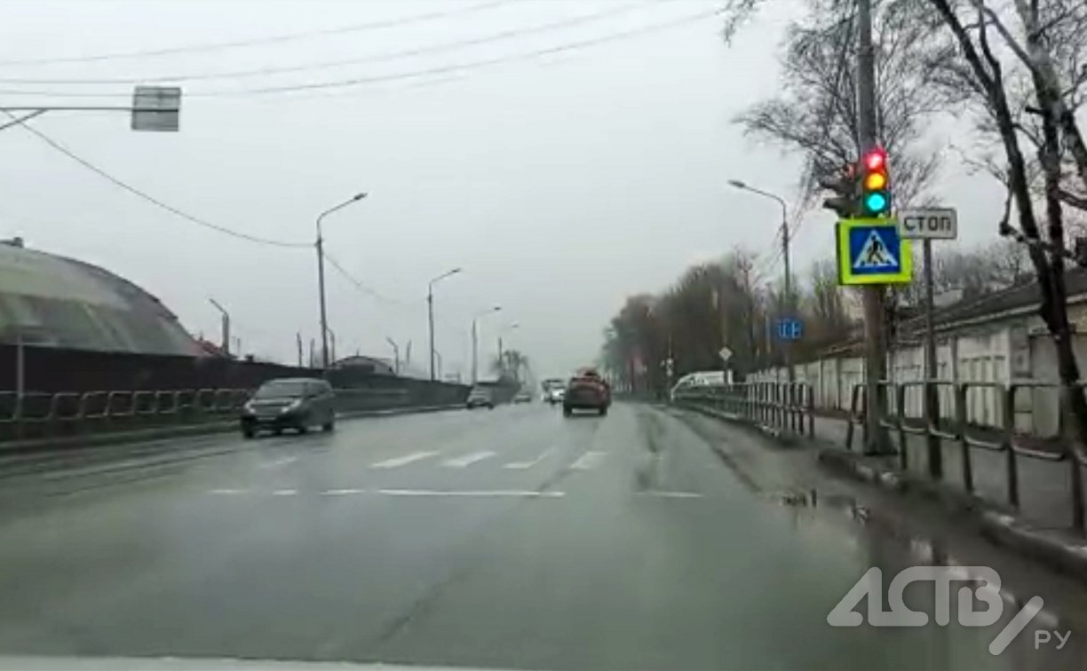 Разноцветный светофор ставит в тупик водителей в Южно-Сахалинске - Новости  Сахалинской области - astv.ru