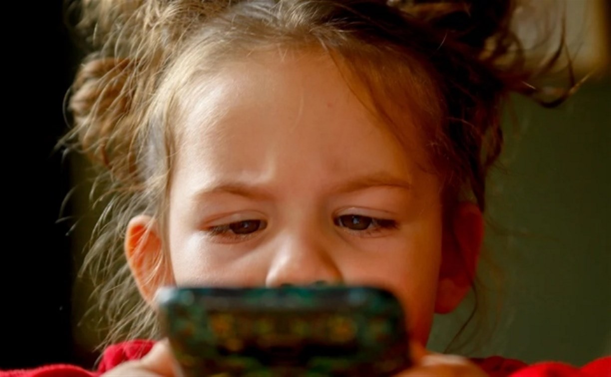Сахалинец на детской площадке отобрал телефон у маленькой девочки