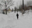 Тело неизвестного мужчины обнаружили в снегу у проезжей части на юге Сахалина