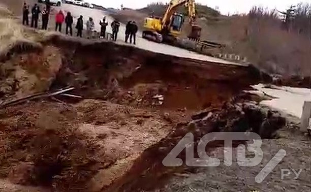 Дорога в Томаринском районе разрушилась окончательно и превратилась в "реку"