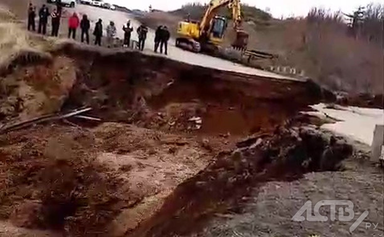 Дорога в Томаринском районе разрушилась окончательно и превратилась в "реку"