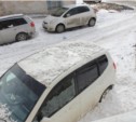 Сошедшая с крыши дома глыба снега проломила крышу автомобиля в сахалинском городе