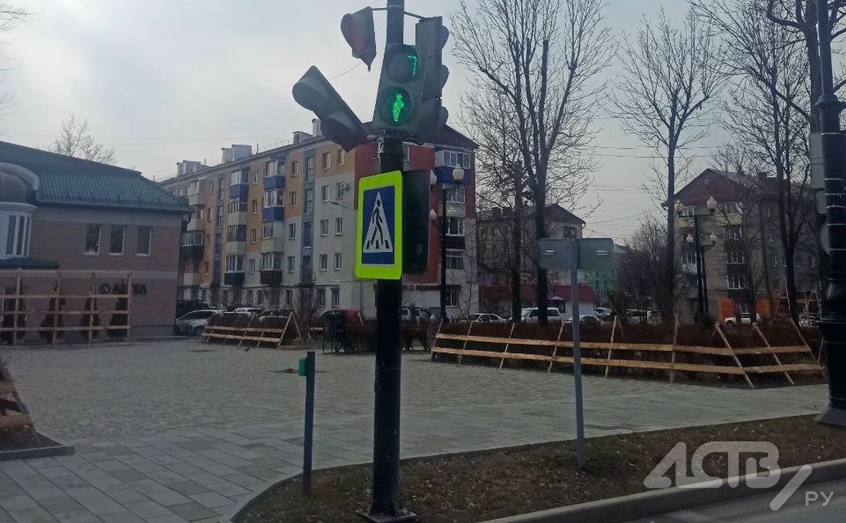 "Скоро упадёт на голову": светофор сломался на перекрёстке в Южно-Сахалинске