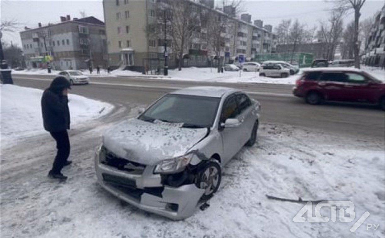 Два автомобиля жёстко столкнулись на проспекте Победы в Южно-Сахалинске